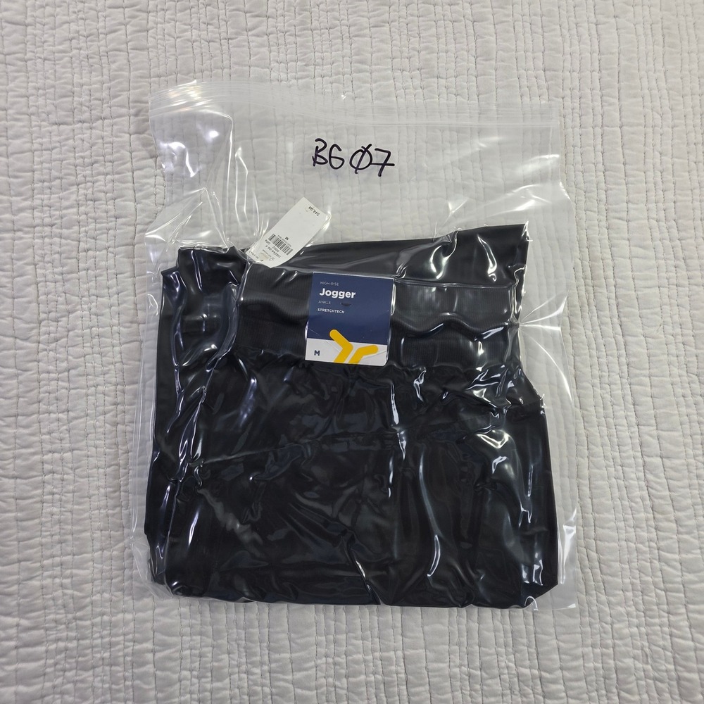 Old Navy StretchTech Joggers Mens Medium Black Water Repellent Stash Pocket NWT - Picture 12 of 12